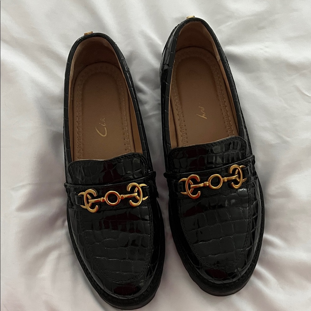Black Crocodile Pattern Loafers with Gold Accent